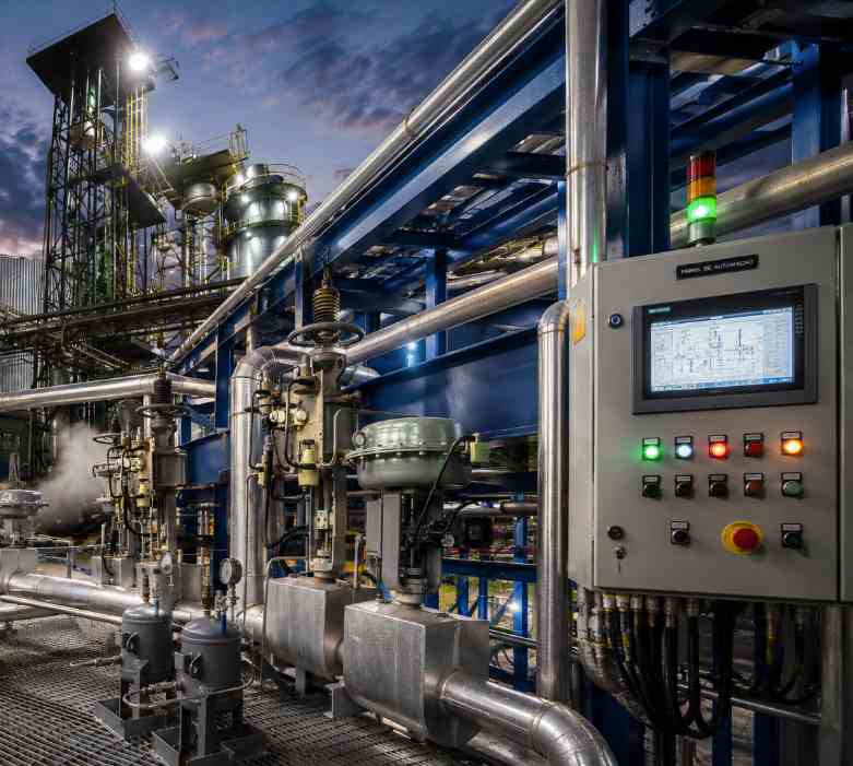 Planta industrial automatizada com equipamentos, válvulas, instrumentação, tubulações e painel de controle