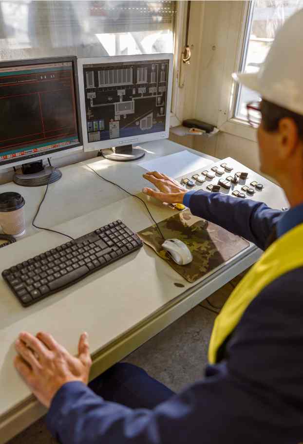 Painel de automação industrial integrado a equipamentos, instrumentação e sistemas de controle de processos