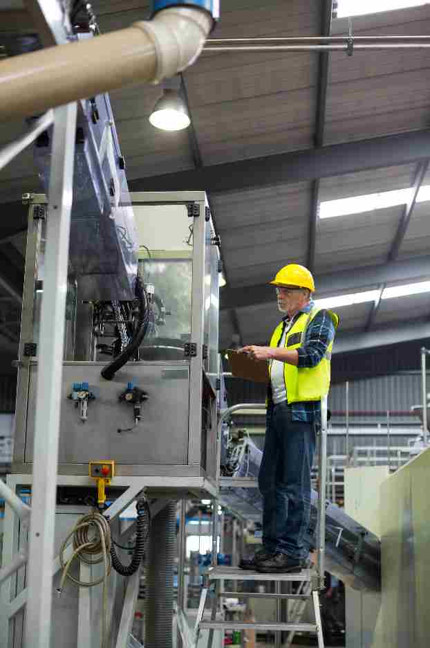 Equipamentos, tubulações e utilidades integradas em planta industrial