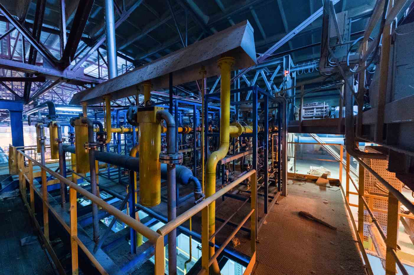 Equipamentos, tubulações e utilidades em planta industrial